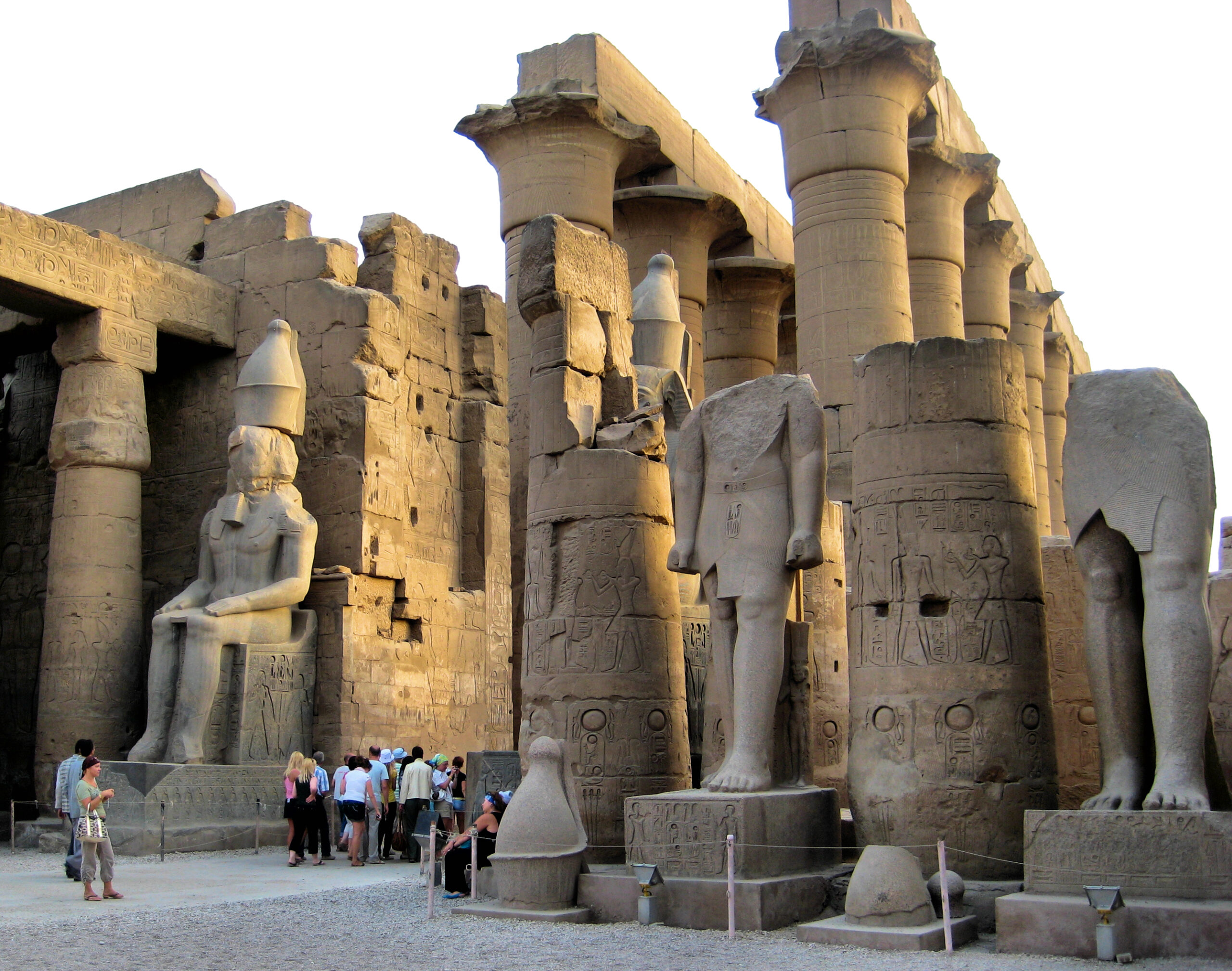Luxor_Temple_Tourists_(2347925656)