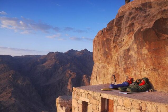 Wschód słońca na Górze Synaj w Egipcie – pielgrzymka z Szarm el-Szejk do klasztoru św. Katarzyny, niesamowite widoki na pustynię i duchowe doświadczenie w sercu Synaju.