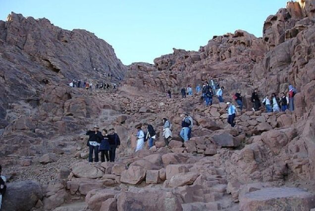 Wschód słońca na Górze Synaj w Egipcie – pielgrzymka z Szarm el-Szejk do klasztoru św. Katarzyny, niesamowite widoki na pustynię i duchowe doświadczenie w sercu Synaju.