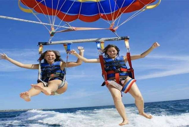 Lot parasailingiem w Hurghadzie nad Morzem Czerwonym – sporty wodne, wakacje w Egipcie, widok z lotu ptaka.