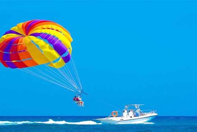 Lot parasailingiem w Sharm El Sheikh nad Morzem Czerwonym – widok z lotu ptaka, sporty wodne Egipt, wakacje 2025.