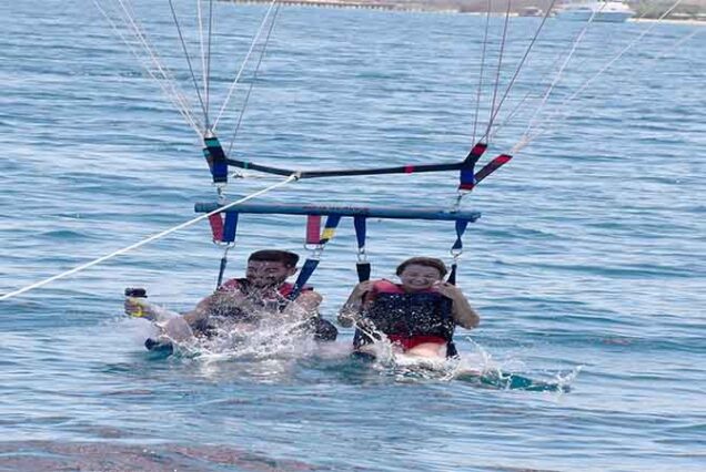 Lot parasailingiem w Sharm El Sheikh nad Morzem Czerwonym – widok z lotu ptaka, sporty wodne Egipt, wakacje 2025.