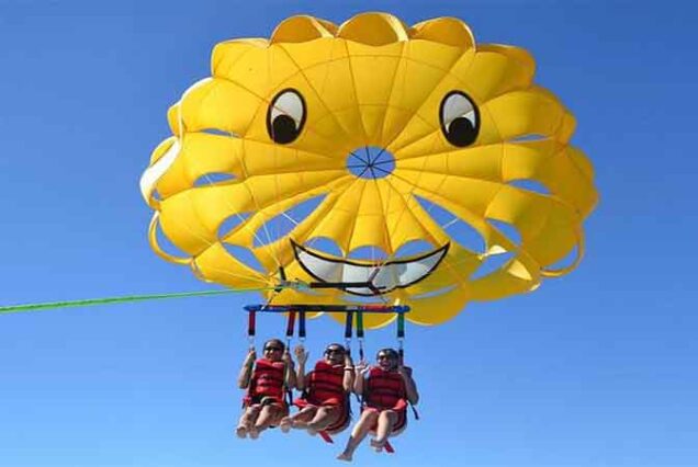 Lot parasailingiem w Sharm El Sheikh nad Morzem Czerwonym – widok z lotu ptaka, sporty wodne Egipt, wakacje 2025.