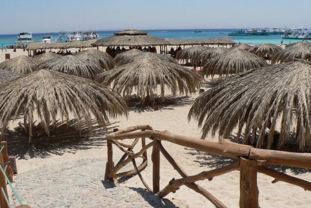 Orange Bay Hurghada – rajska wyspa na Morzu Czerwonym, białe plaże i turkusowa woda, idealne miejsce na snorkeling i relaks.