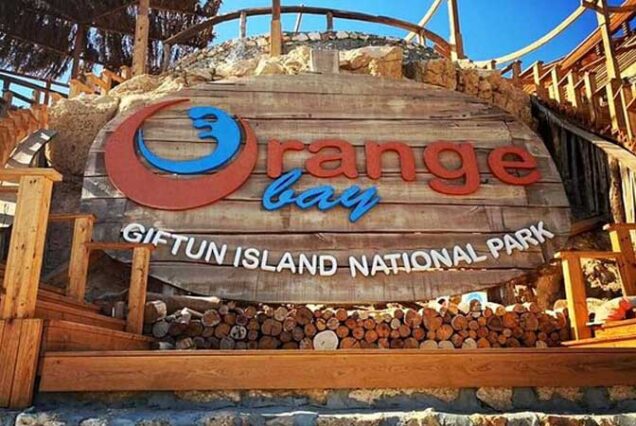 Orange Bay Hurghada – biała, piaszczysta plaża z krystalicznie czystą wodą Morza Czerwonego, idealne miejsce na snorkeling i relaks.