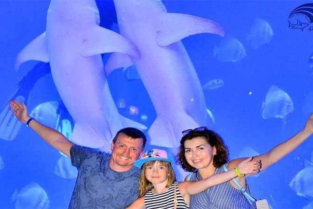 Turyści robiący zdjęcia w Hurghada Grand Aquarium – najlepsza atrakcja rodzinna Hurghady