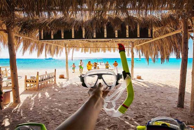 Rejs z Hurghady na wyspę Mahmya – plaża z białym piaskiem, turkusowe wody Morza Czerwonego i snorkeling na rafach koralowych.