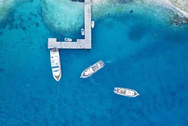 Rejs z Hurghady na wyspę Mahmya – plaża z białym piaskiem, turkusowe wody Morza Czerwonego i snorkeling na rafach koralowych.