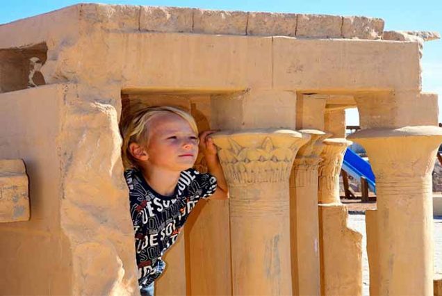 Turyści spacerujący po Mini Egypt Park Hurghada, najlepsza atrakcja w Hurghadzie