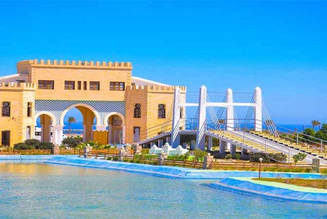 Miniaturowe Piramidy i Sfinks w Mini Egypt Park Hurghada, Egipt