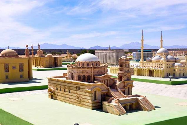 Miniaturowe Piramidy i Sfinks w Mini Egypt Park Hurghada, Egipt