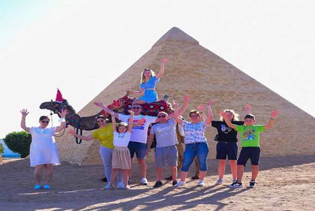 Turyści spacerujący po Mini Egypt Park Hurghada, najlepsza atrakcja w Hurghadzie