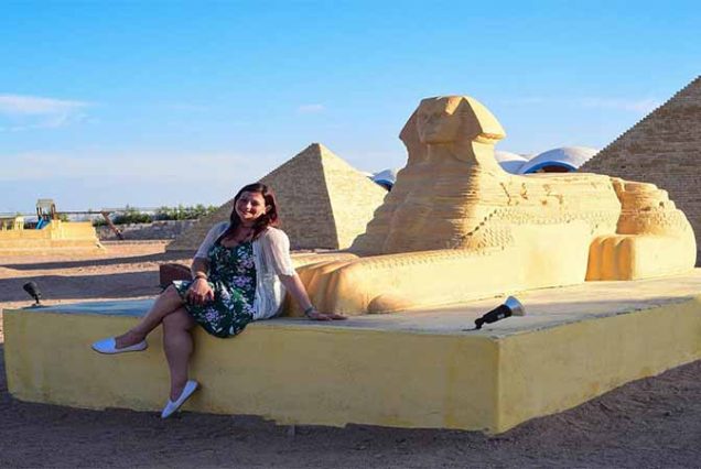Rodzina robiąca zdjęcia w Mini Egypt Park Hurghada, Egipt w miniaturze