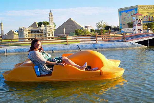 Rodzina robiąca zdjęcia w Mini Egypt Park Hurghada, Egipt w miniaturze