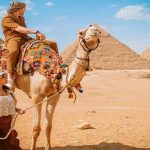 Jednodniowa wycieczka z Hurghady do Kairu małą grupą. Zwiedzanie Piramid w Gizie, Wielkiego Sfinksa i Muzeum Egipskiego z przewodnikiem-egiptologiem. Rejs feluką po Nilu i komfortowy transport wliczone w cenę.