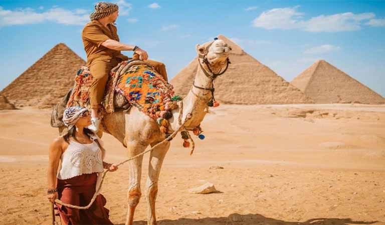 Jednodniowa wycieczka z Hurghady do Kairu małą grupą. Zwiedzanie Piramid w Gizie, Wielkiego Sfinksa i Muzeum Egipskiego z przewodnikiem-egiptologiem. Rejs feluką po Nilu i komfortowy transport wliczone w cenę.