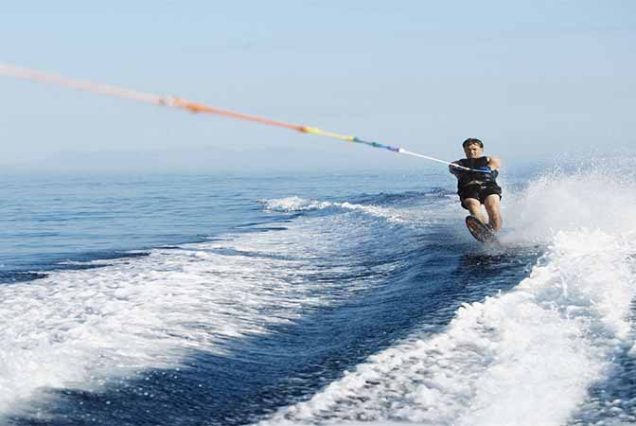 Poczuj adrenalinę podczas jazdy na nartach wodnych w Hurghadzie! 🌊 Doświadczony instruktor, prywatny transfer i niezapomniane widoki Morza Czerwonego.