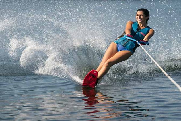 Poczuj adrenalinę podczas jazdy na nartach wodnych w Hurghadzie! 🌊 Doświadczony instruktor, prywatny transfer i niezapomniane widoki Morza Czerwonego.