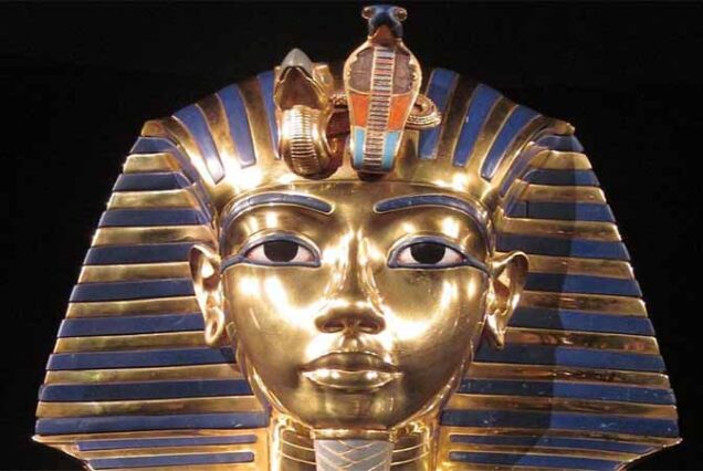 Nowe Wielkie Muzeum Egipskie w Kairze – jedno z największych muzeów archeologicznych na świecie, prezentujące skarby Tutenchamona i starożytny Egipt.