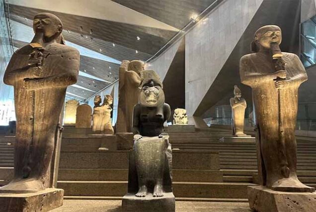 Nowe Wielkie Muzeum Egipskie w Kairze – jedno z największych muzeów archeologicznych na świecie, prezentujące skarby Tutenchamona i starożytny Egipt.