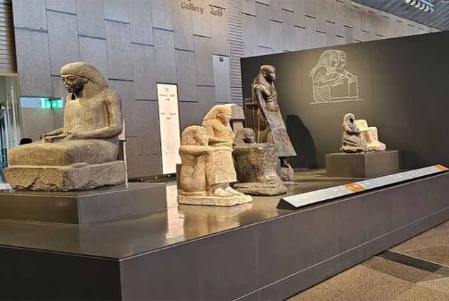 Nowe Wielkie Muzeum Egipskie w Kairze – jedno z największych muzeów archeologicznych na świecie, prezentujące skarby Tutenchamona i starożytny Egipt.