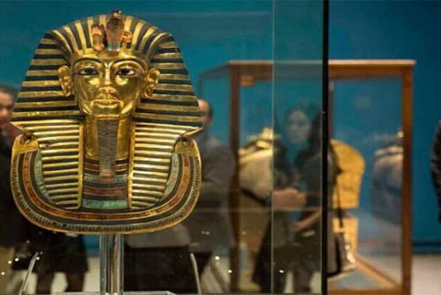 Nowe Wielkie Muzeum Egipskie w Kairze – jedno z największych muzeów archeologicznych na świecie, prezentujące skarby Tutenchamona i starożytny Egipt.