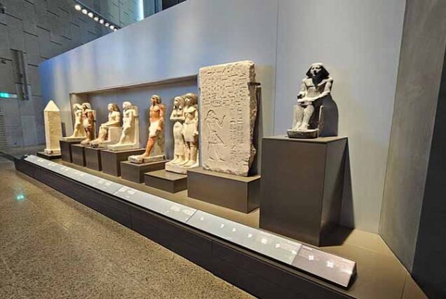 Nowe Wielkie Muzeum Egipskie w Kairze – jedno z największych muzeów archeologicznych na świecie, prezentujące skarby Tutenchamona i starożytny Egipt.