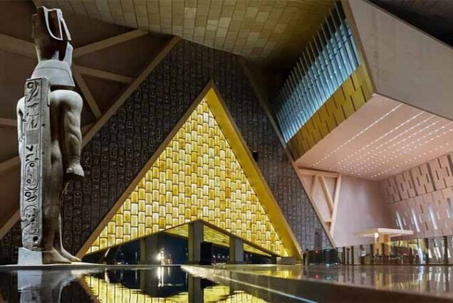 Nowe Wielkie Muzeum Egipskie w Kairze – jedno z największych muzeów archeologicznych na świecie, prezentujące skarby Tutenchamona i starożytny Egipt.