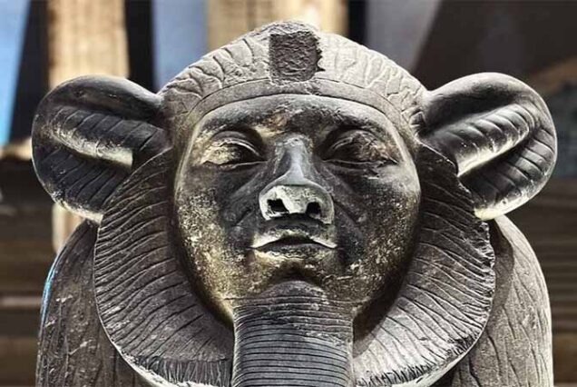 Nowe Wielkie Muzeum Egipskie w Kairze – jedno z największych muzeów archeologicznych na świecie, prezentujące skarby Tutenchamona i starożytny Egipt.